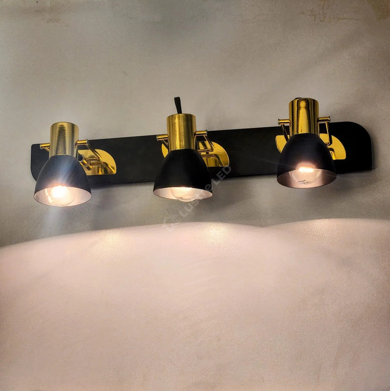 Lustra Negru & Auriu Liniara SUNSHINE cu 3 Spoturi Reglabile 3xE14