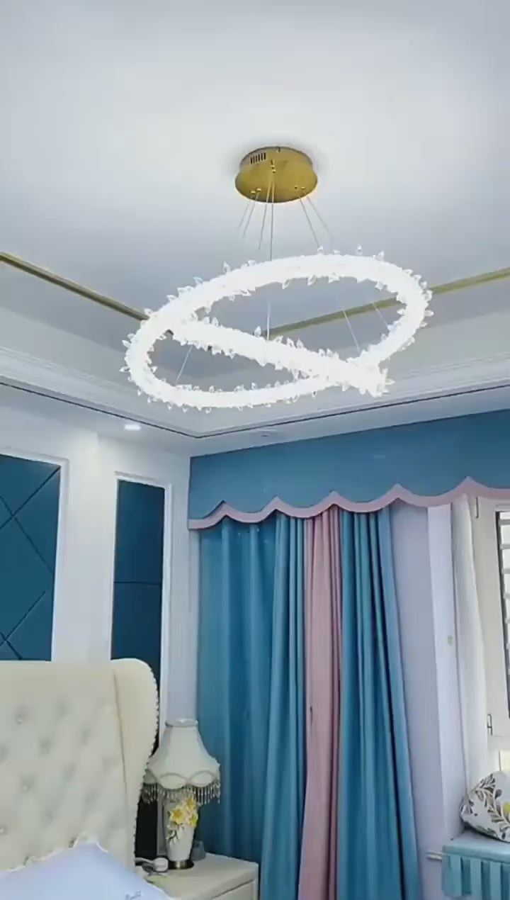 Încarcă videoclipul: Lustra LED Suspendata Cristal LUXURY FROZEN 2 Segmente
