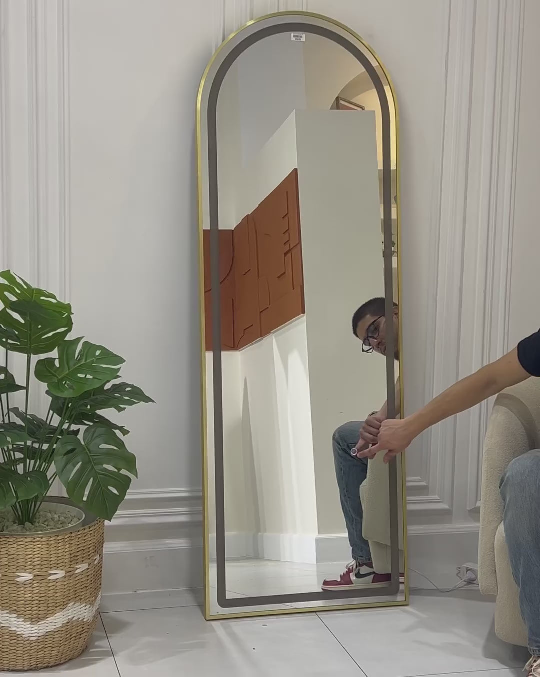 Încarcă videoclipul: Oglinda LED cu Touch 50x160cm Floor Standing Golden Arque