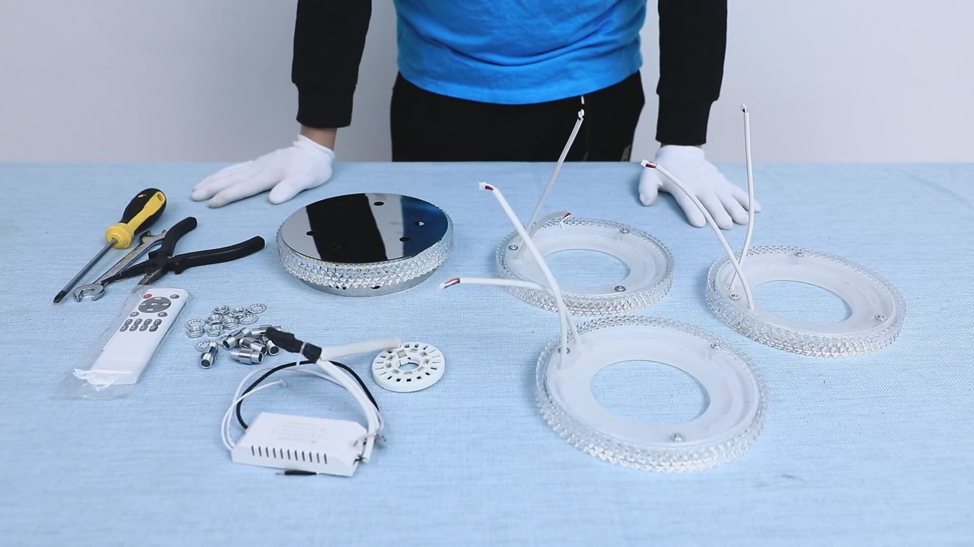 Încarcă videoclipul: Lustra LED 3 Circle RGB Velora Cristal Echivalent 500W Telecomanda