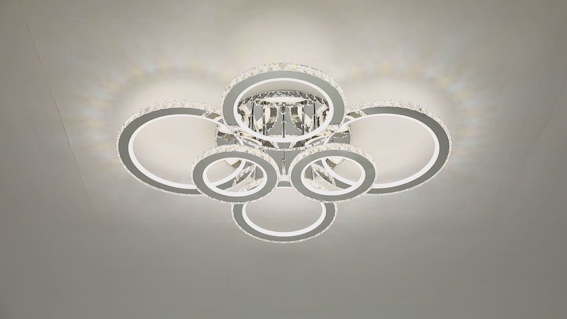 Încarcă videoclipul: Lustra LED 6 CIRCLE Cristal Chrome RGB Echivalent 800W Telecomanda