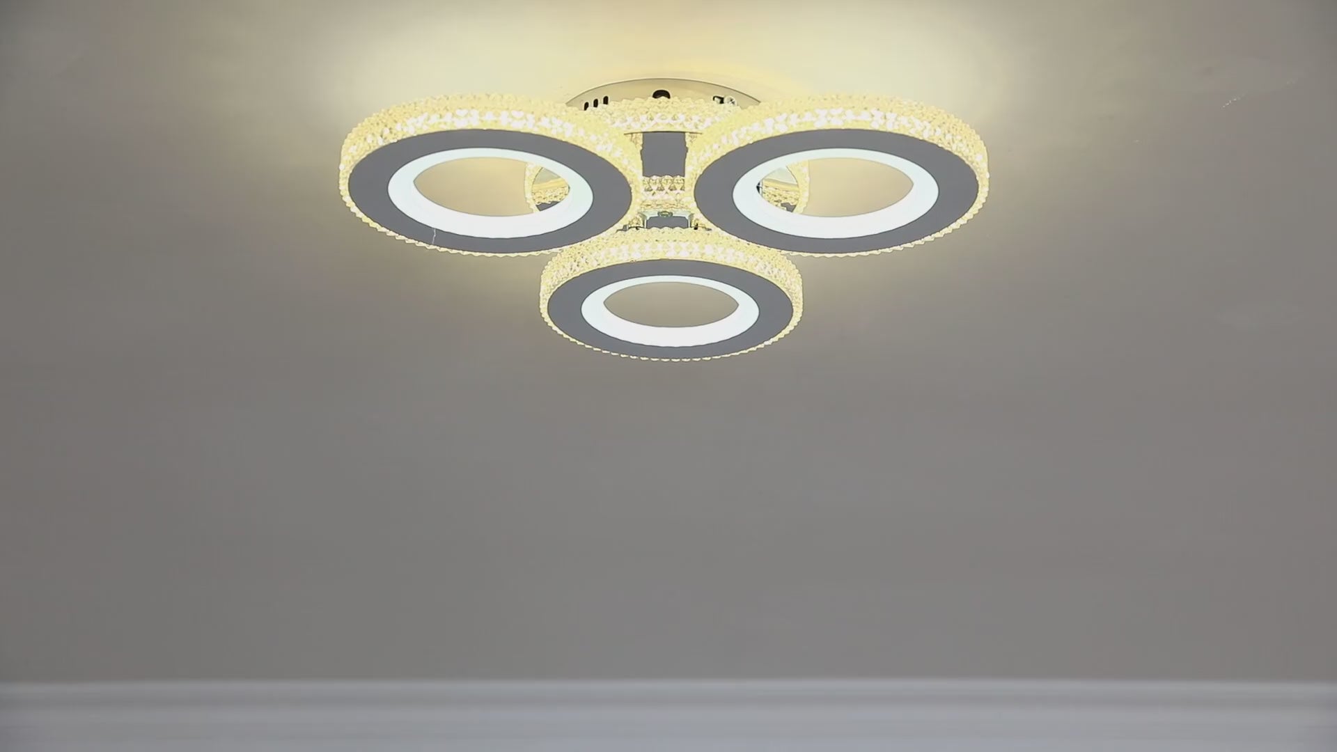 Încarcă videoclipul: Lustra LED 3 Circle RGB Velora Cristal Echivalent 500W Telecomanda